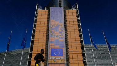 Brussels, Belgium. 22nd Sep, 2022. People walk outside of Berlaymont which is an office building which houses the headquarters of the EU Commission, the executive branch of the EU. Brussels, Belgium on Sept. 22, 2022. Credit: ALEXANDROS MICHAILIDIS/Alamy
