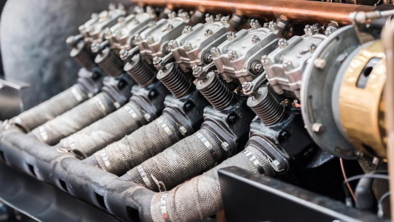 Pistonii unui motor termic al unui automobil vechi.