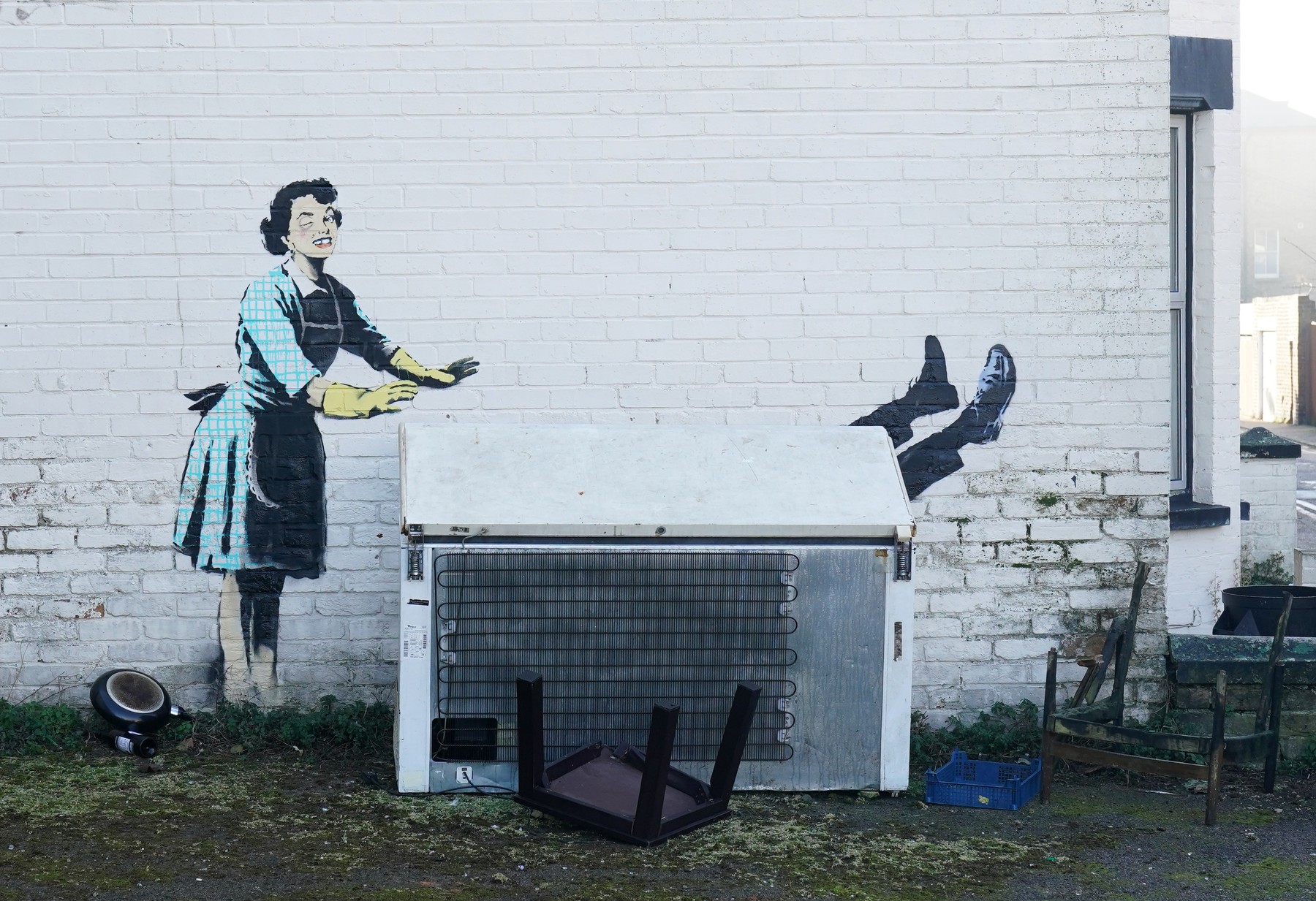 Banksy a dezvăluit de Sfântul Valentin un mural care ilustrează tema violenţelor conjugale