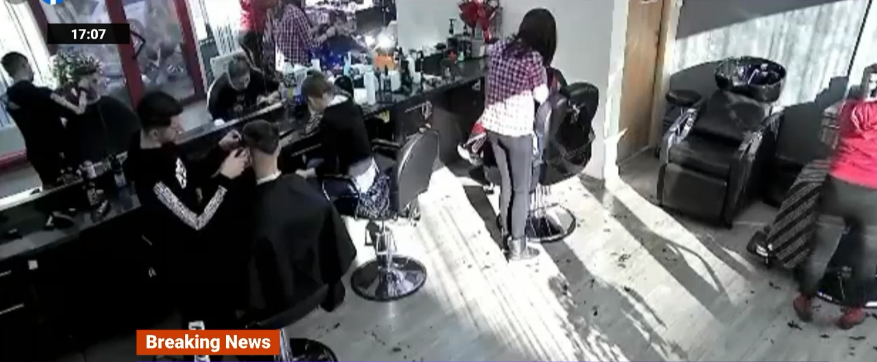 Momentul în care clienții unei frizerii din Târgu Jiu sunt surprinși de cutremur