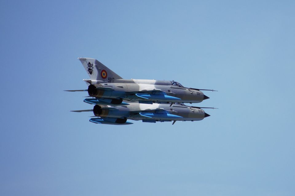 Un obiect zburător neidentificat a fost detectat deasupra României. Armata a ridicat două MiG-uri să îl caute