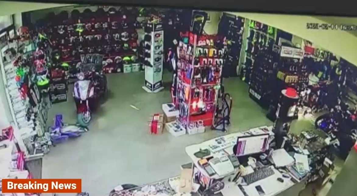 VIDEO Imagini din timpul cutremurului de 5,7 din Oltenia. Produsele cad de pe rafturile unui magazin
