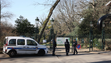 Polițiștii investighează un caz de crimă în parcul Buttes-Chaumont din Paris
