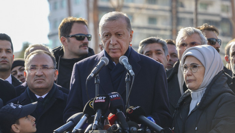 Recep Erdogan cu microfoane dă o declarație la locul cutremurului devastator