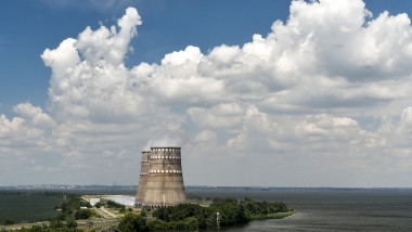 Centrala nucleară Zaporojie este situată pe malul lacului de acumulare Kahovka format pe râul Dnipro