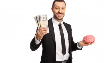 Om de afaceri care ține în mâini un creier și teancuri de bani