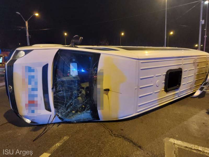 Un microbuz s-a răsturnat în Pitești după ce s-a ciocnit cu o mașină. Trei oameni au avut nevoie de îngrijri medicale
