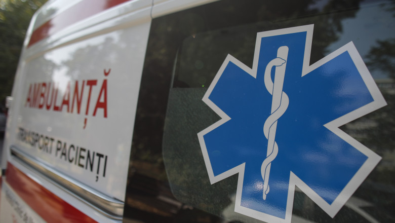 O ambulanța de transport pacienți este parcată în fața spitalului Grigore Alexandrescu din București.