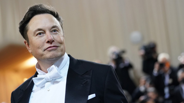 Omul de afaceri Elon Musk participă îmbrăcat într-un frac la un eveniment de modă în New York, pe 2 mai 2022.