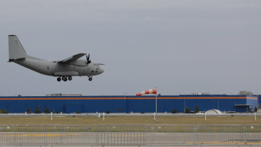 Un avion C-27J Spartan zboară deasupra pistei Aeroportului Băneasa.