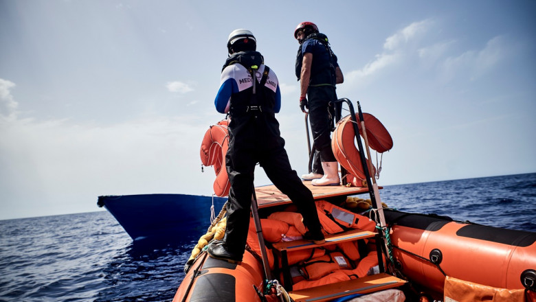 O echipă de salvare inspectează o ambarcațiune goală din Marea Mediterană.