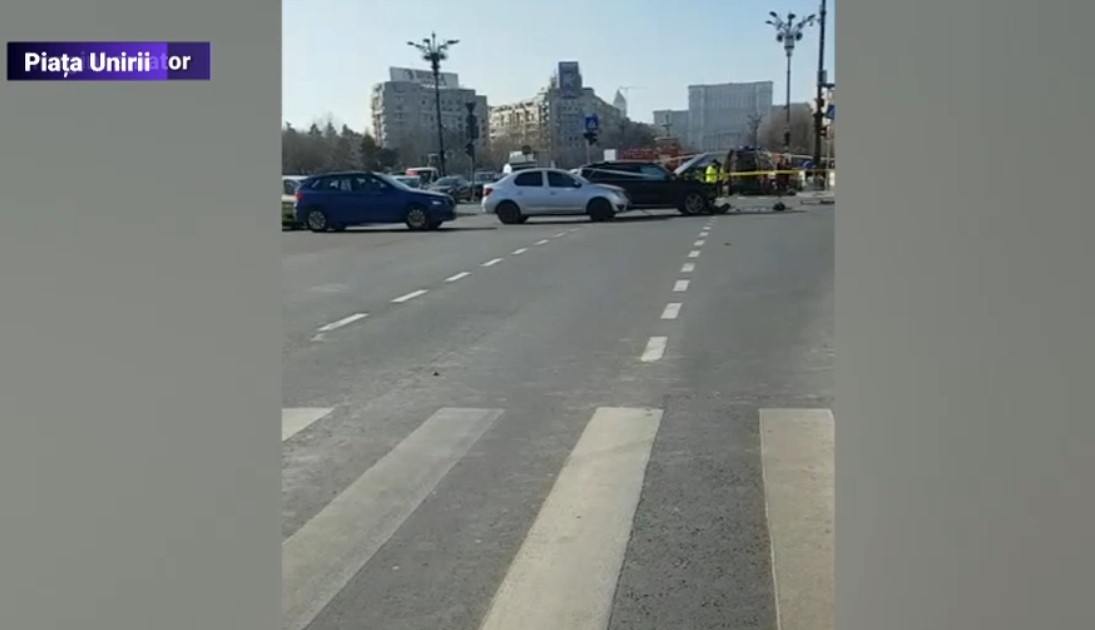 VIDEO Accident la Piața Unirii din București: O mașină s-a răsturnat și a lovit un pieton, după ce s-a ciocnit de un alt autoturism