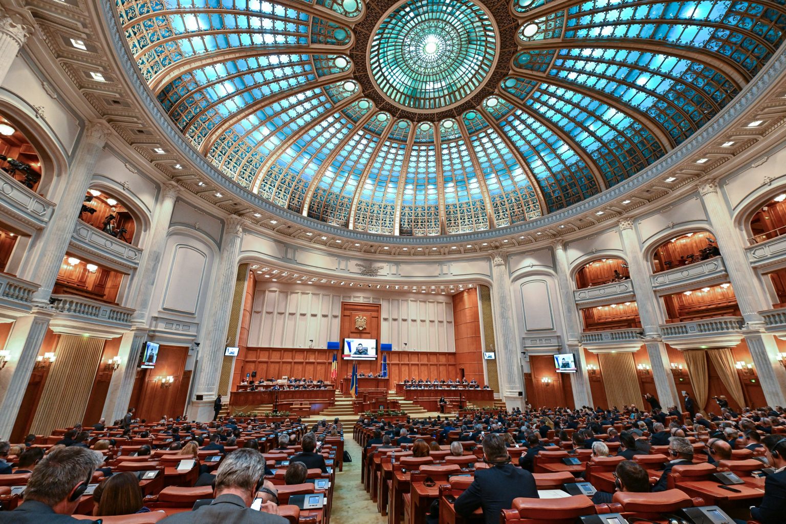 Parlamentarii și-au majorat sumele forfetare cu 1.500 de euro. „Salariul net al angajaților din cabinete e în continuare mic”
