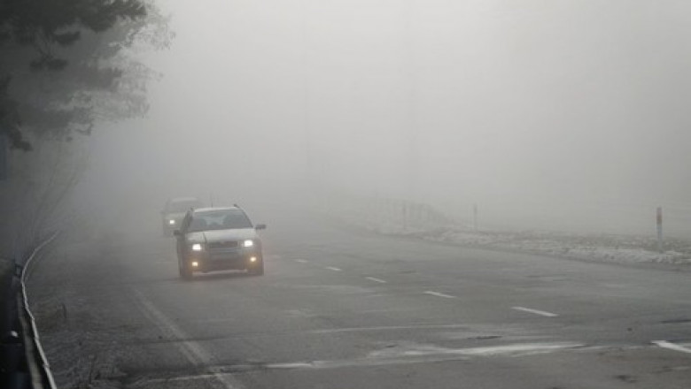 masina pe strada cu ceata