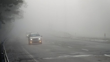 masina pe strada cu ceata