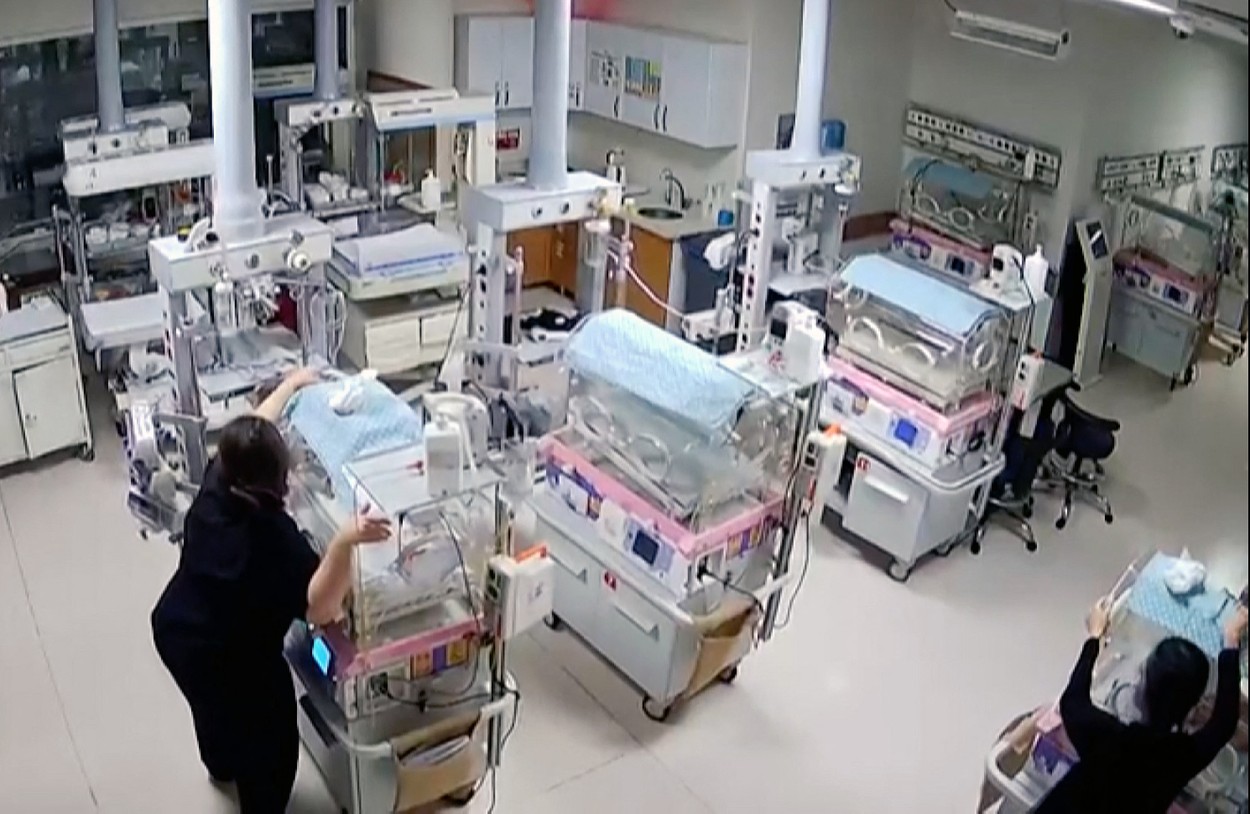 Un turc a fost arestat după ce a încercat să fure un bebeluș dintr-un spital, profitând de haosul creat de cutremur