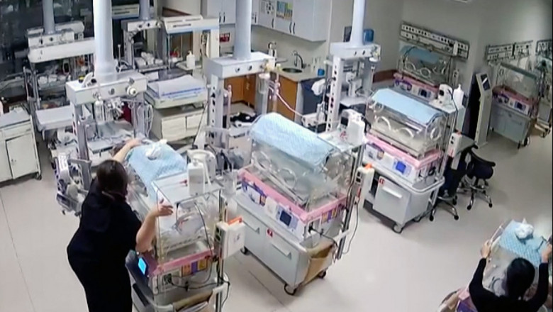 Asistentele dintr-un spital din Gaziantep, Turcia, protejează bebeluşii din incubatoare în timpul cutremurului din 6 februarie 2023.