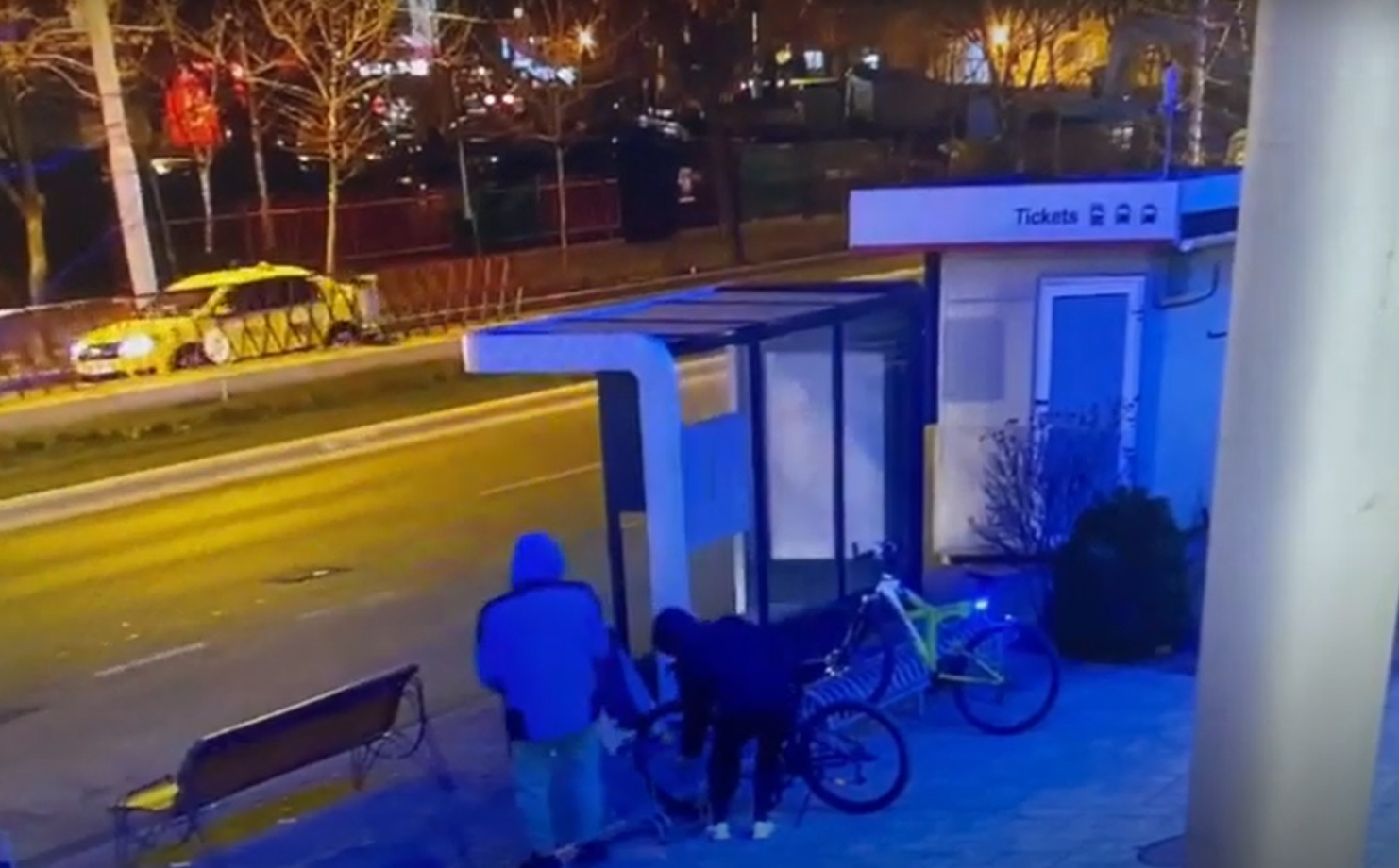 Doi bărbați au furat o bicicletă în 18 secunde și au fost prinși în următoarele 3. Momentul, surprins de o cameră de supraveghere