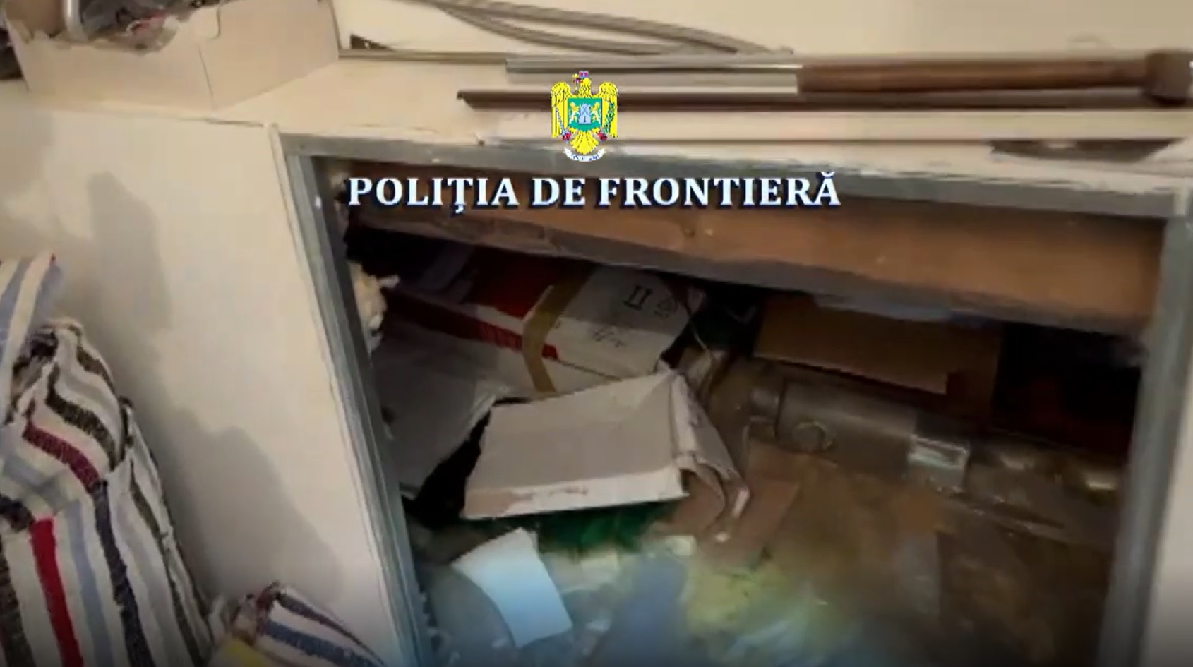 Țigări de contrabandă zidite în peretele casei. Un traficant de țigări a încercat să fenteze vigilența polițiștilor, dar a fost prins