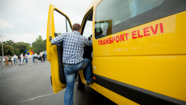 Un bărbat se urcă într-un microbuz destinat transportului pentru elevi, în București, pe 23 iulie 2014.