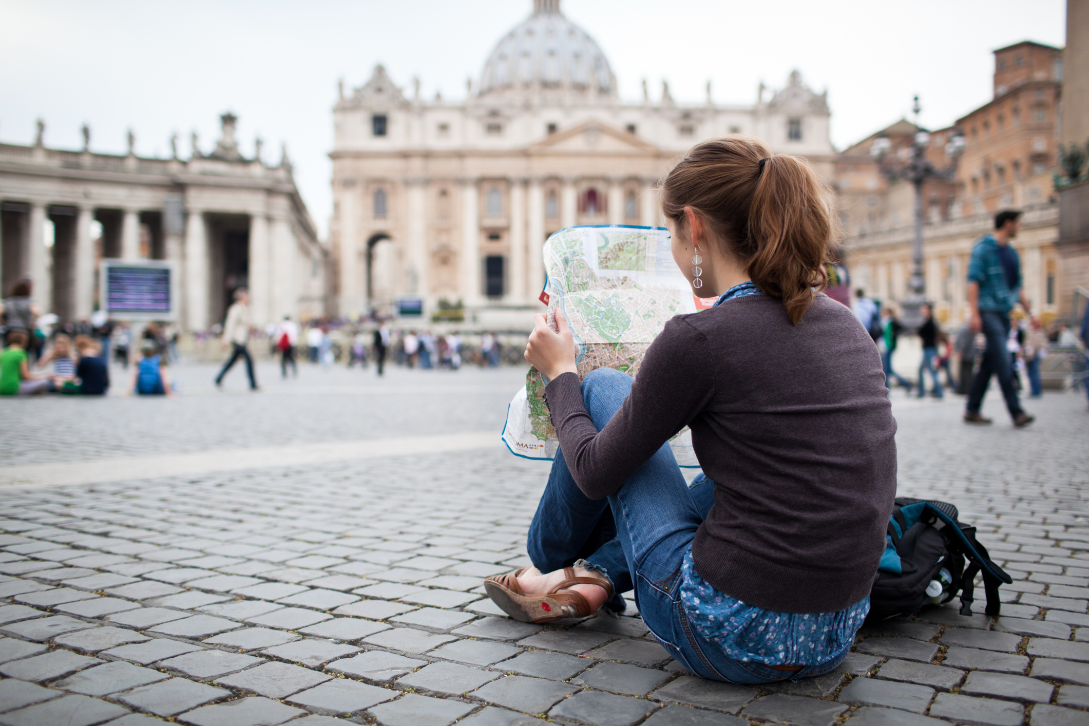Și fără vacanță, și cu banii luați. Un bărbat a fost reținut pentru că a înșelat mai mulți turiști cu un pelerinaj la Vatican