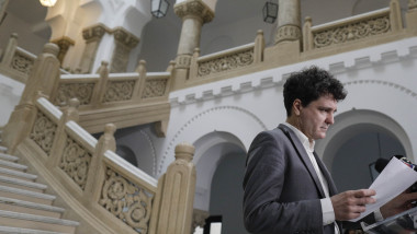 Primarul Bucureştiului, Nicuşor Dan, coboară scările primăriei înaintea unei conferinţe de presă din 30 ianuarie 2023.