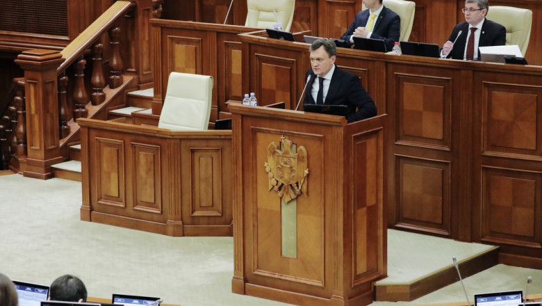 Premierul Republicii Moldova, Dorin Recean, tine un discurs in plenul parlamentului