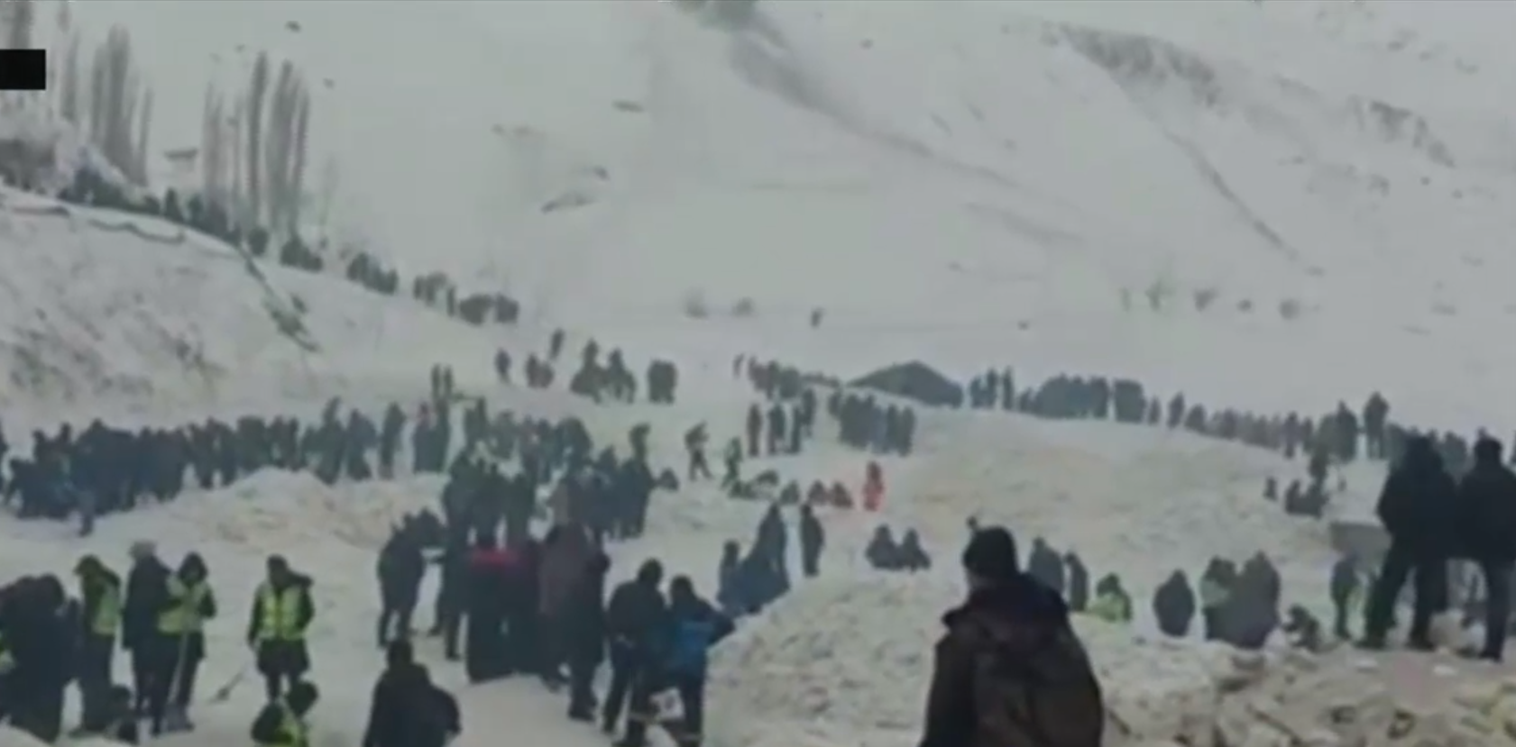 VIDEO 20 de oameni au murit în avalanșe din munții Tadjikistanului. Zăpada a îngropat case și drumuri și continuă să ningă abundent