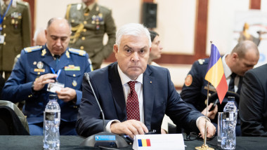 Ministrul român al Apărării, Angel Tîlvăr, participă la o conferinţă de securitate.