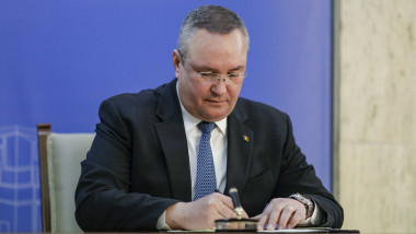 Premierul României, Nicolae Ciucă, semnează un document la Palatul Victoria, pe 13 februarie 2023.