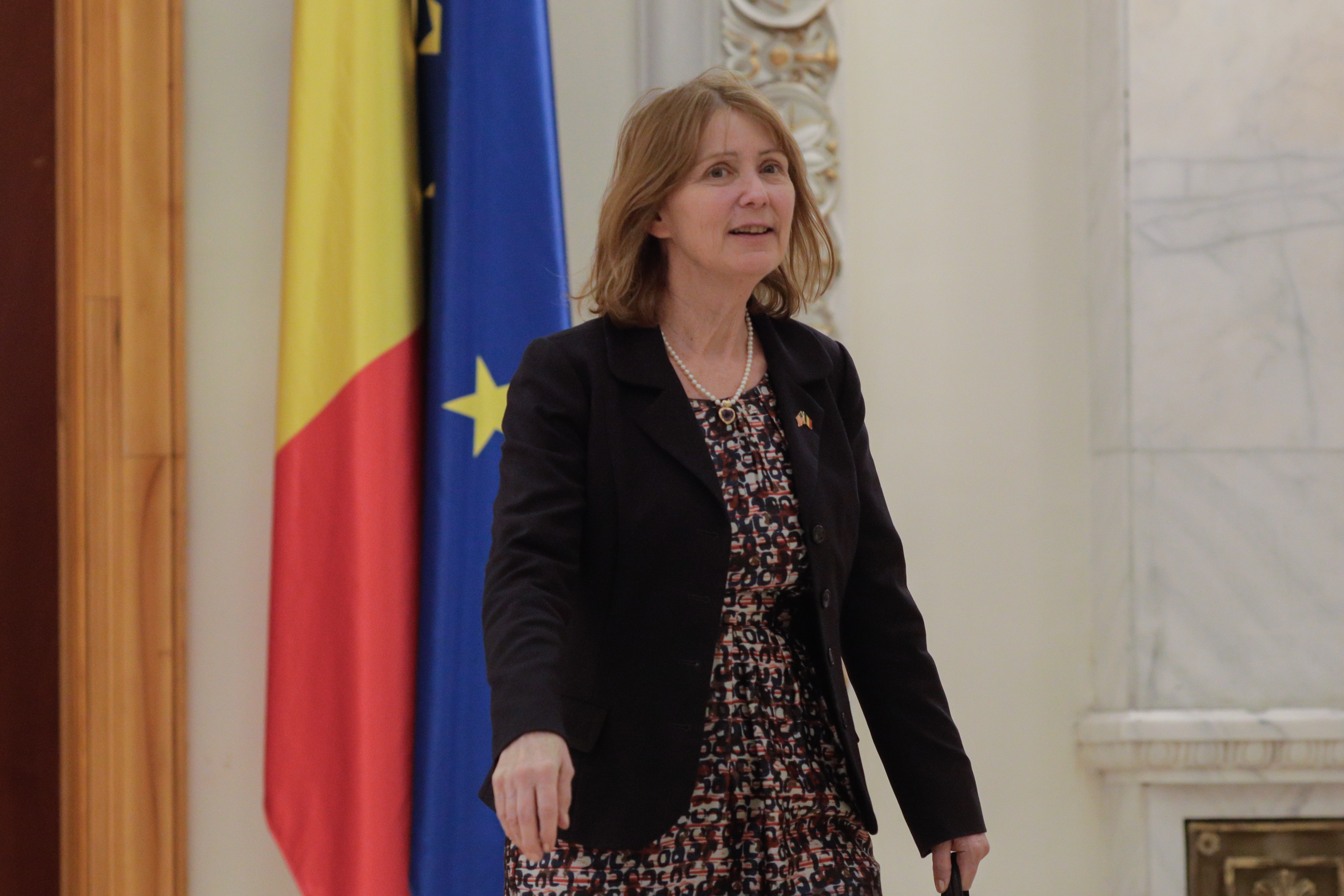 Când ar putea călători românii în SUA fără vize? Interviu cu Kathleen Kavalec, noua ambasadoare a SUA