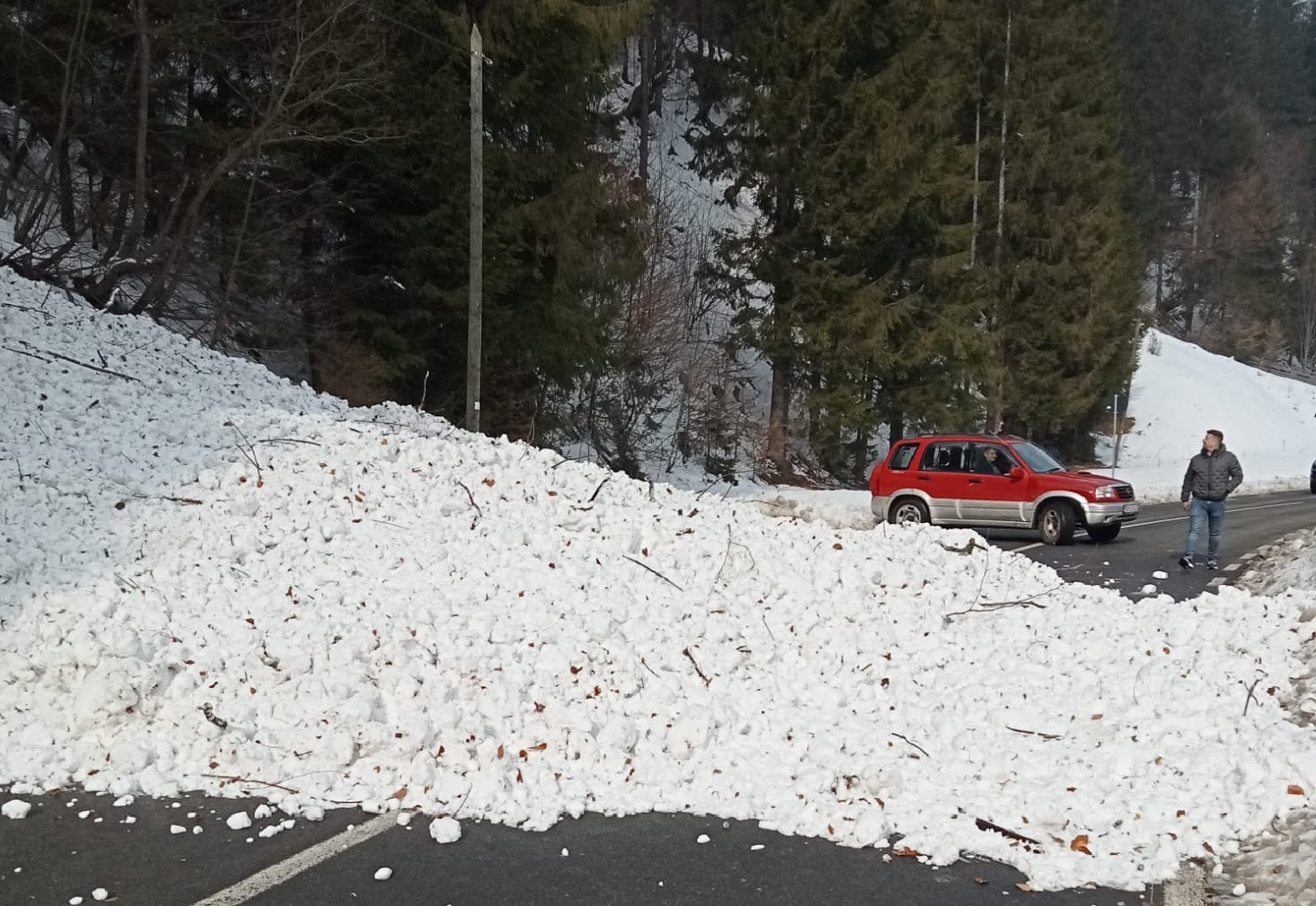 O avalanșă a blocat complet un drum în județul Bistrița-Năsăud