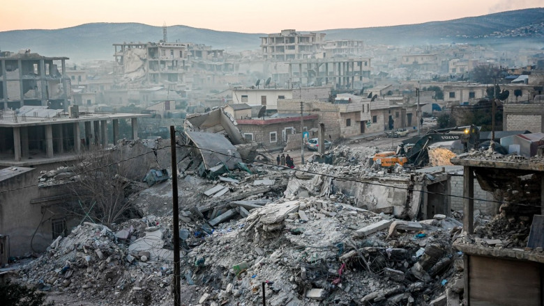 Ruinele mai multor clădiri distruse de cutremurele din 6 februarie în orașul sirian Jindires.