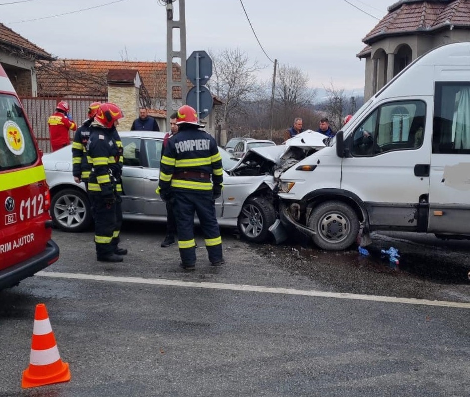 Cel puțin 12 victime, dintre care 9 copii, într-un accident în care au fost implicate un micobuz și un atutoturism