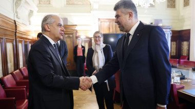 Președintele PSD, Marcel Ciolacu dă mâna cu ministrul italian de Interne, Matteo Piantedosi.