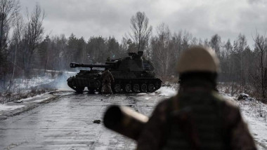 piesă de artilerie mobilă în Ucraina, militari cară muniție