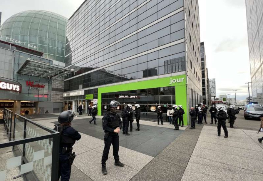 VIDEO Panică într-un centru comercial din Paris după ce un bărbat s-a sinucis