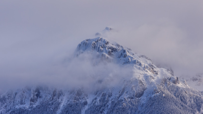peisaj montan munții Bucegi, viscol, zăpadă