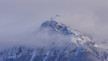 peisaj montan munții Bucegi, viscol, zăpadă