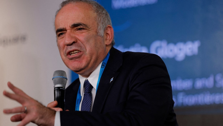 Garry Kasparov la microfon geticuleaza