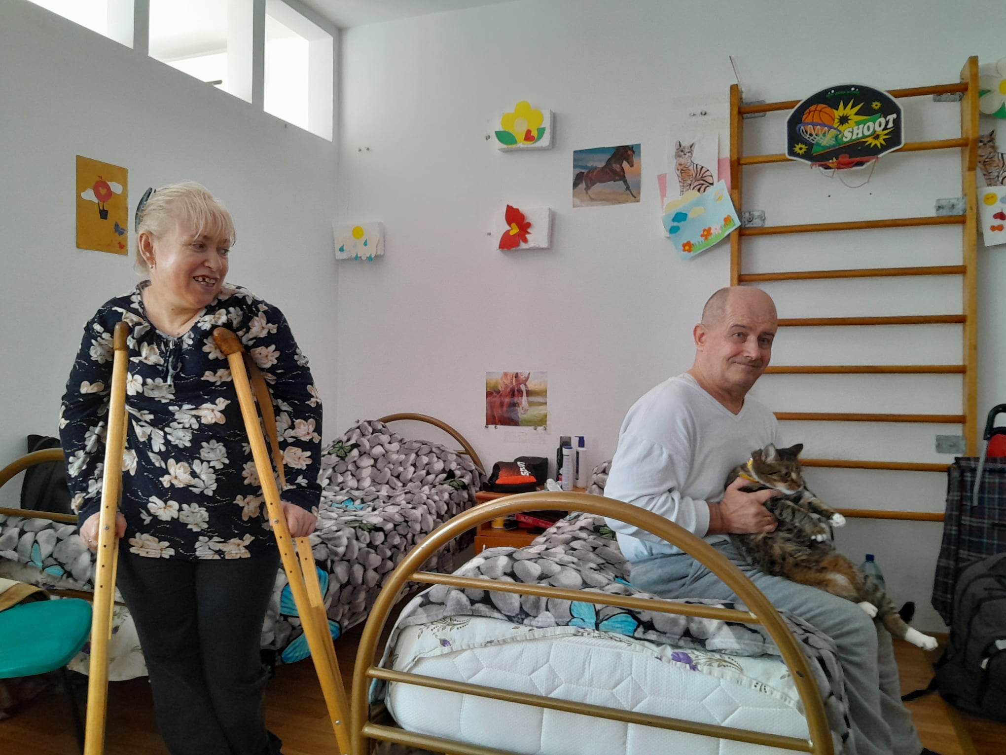 Chinuitorul drum al soților Rohov, din Donețk și până la București: aproape 1.000 de kilometri în cârje și cu pisica „Chifla” în brațe