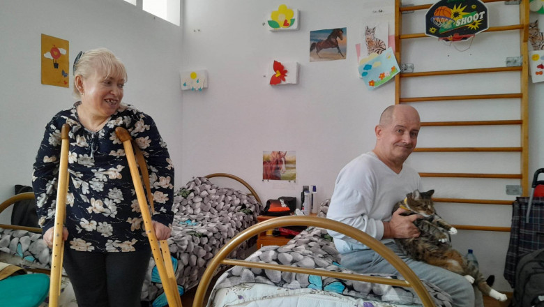 Refugiați ucraineni în București: soții Ihor și Olena Rohov, alături de pisica lor, aflați într-un centru social din București