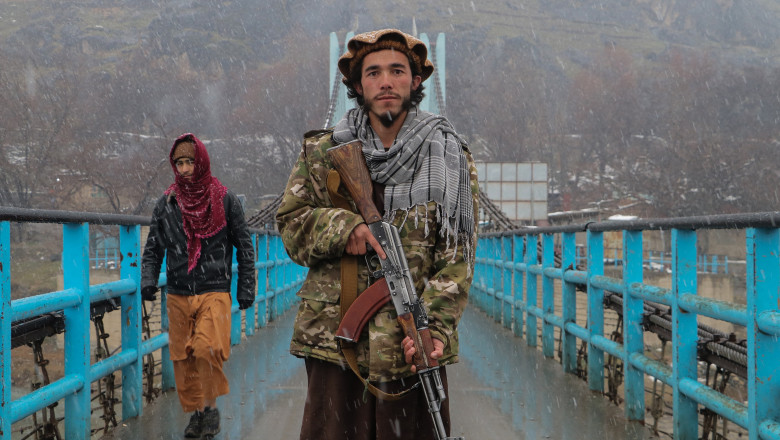 Talibani pe un pod
