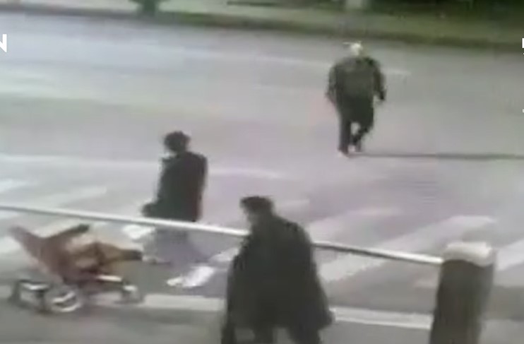 Scene violente pe o stradă din Roman: Un tânăr în scaun cu rotile a fost bătut crunt de un grup de bărbați