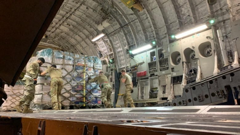 soldati americani incarca ajutor pentru siria in avion