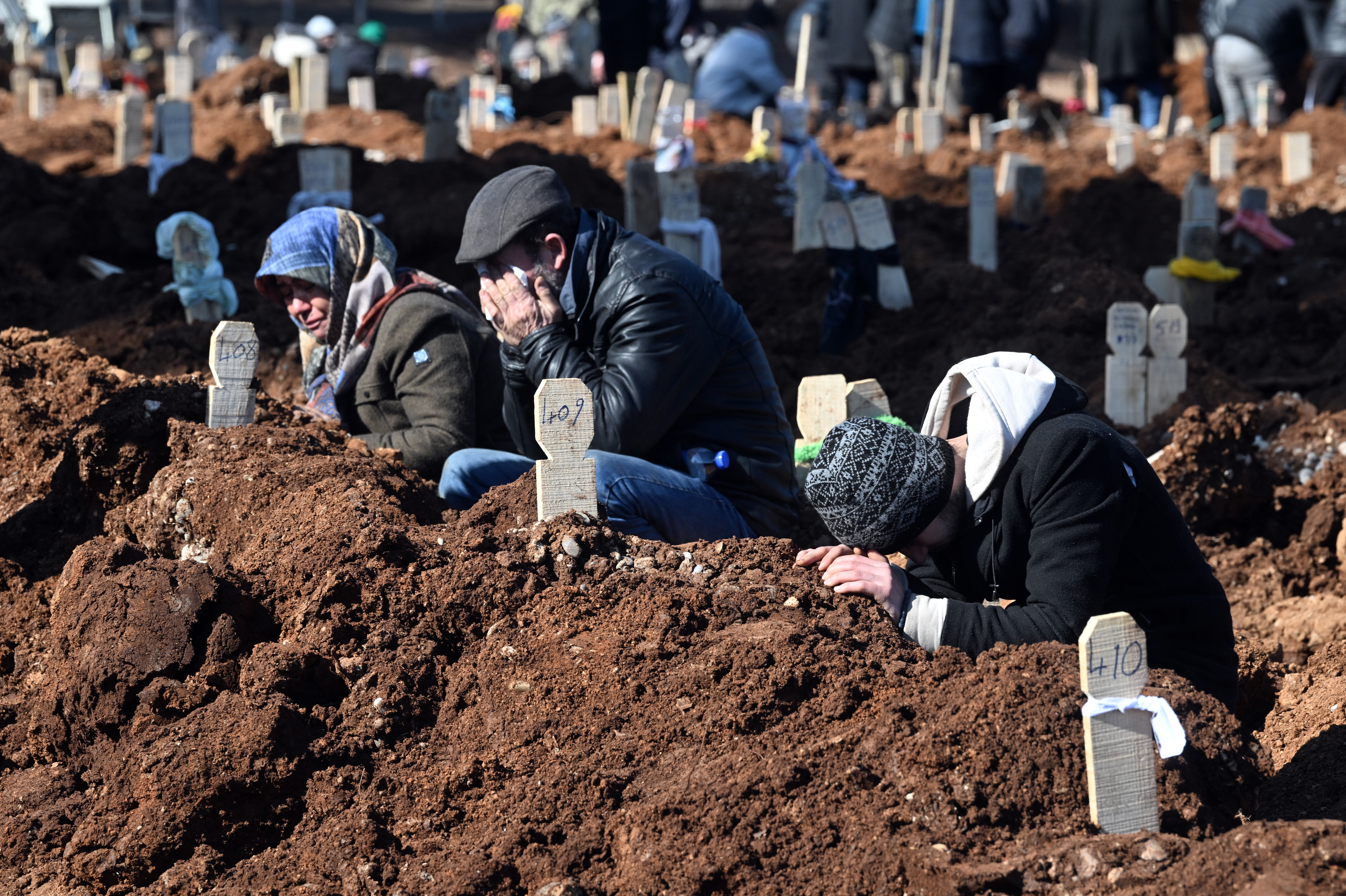 Turcia și Siria nu mai au unde să-și îngroape morții și fac gropi comune. „Am săpat cu mâinile după ei, tot cu mâinile mele îi îngrop”