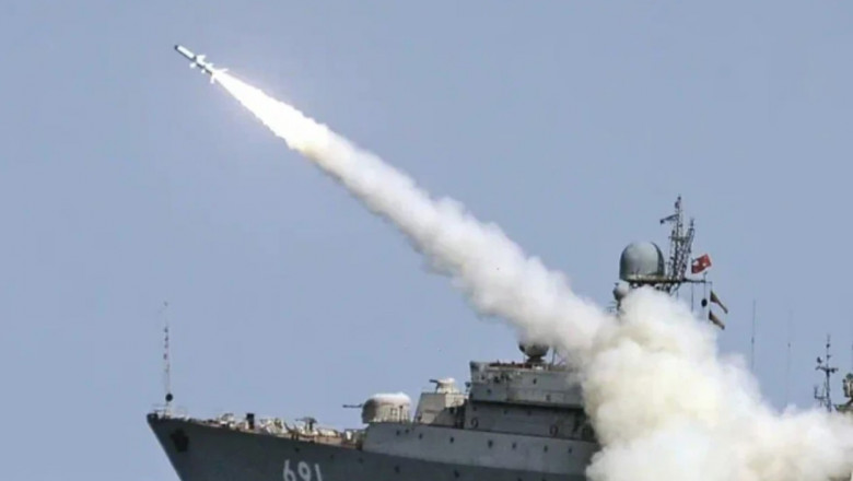 O racheta Kalibr este lansată de pe un vas militar