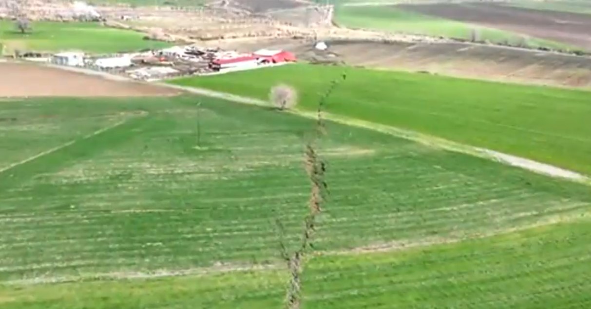 VIDEO O falie uriașă s-a format după cutremurele din Turcia. Imagini surprinse din dronă