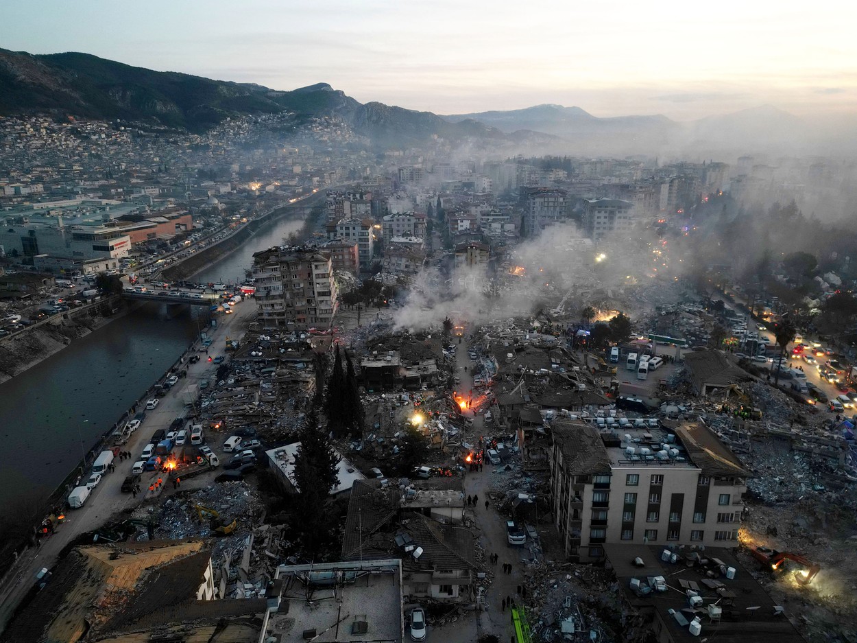 Vehicule cu peste 1.000 de sirieni morți la cutremur trec granița în Turcia, unde vor fi îngropați. ONU sporește asistența în Siria