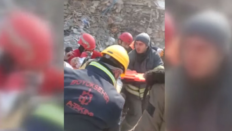 Un bebeluș a fost salvat de sub dărâmături, în Turcia.